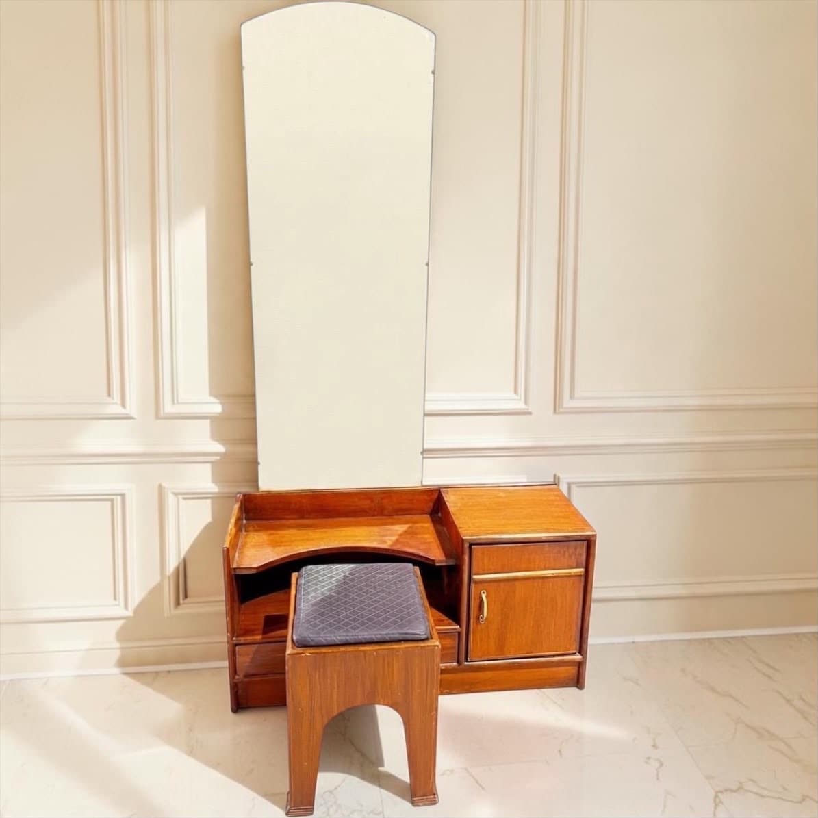 Dressing Table with Mirror image
