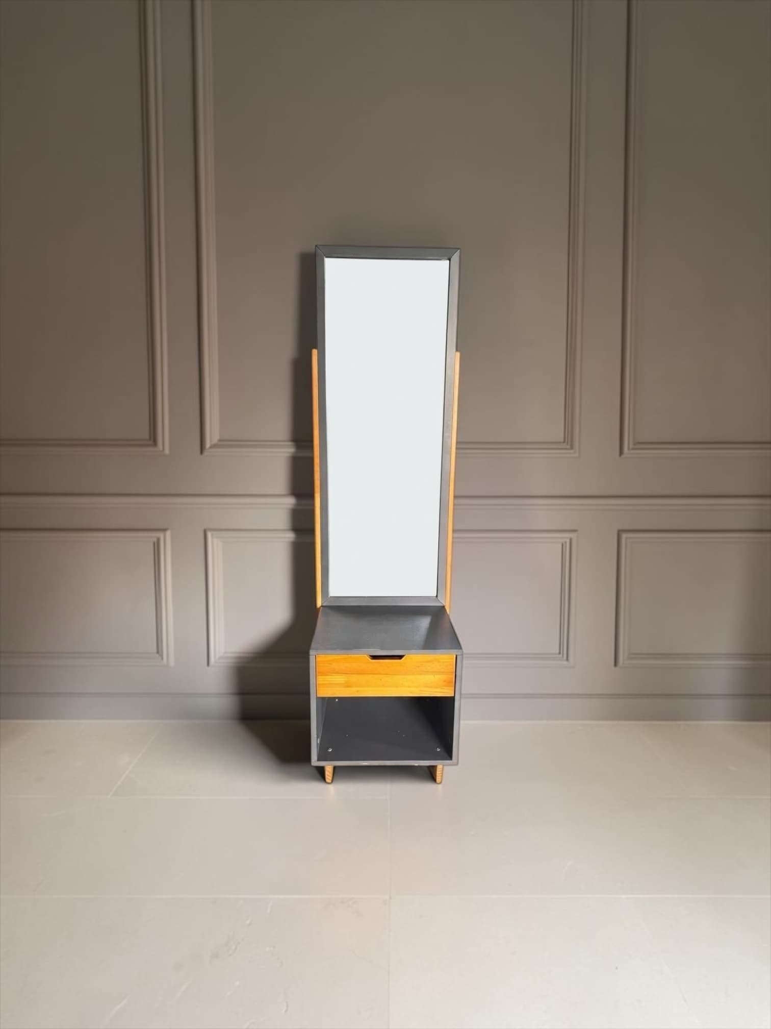 Dressing Table with Mirror image